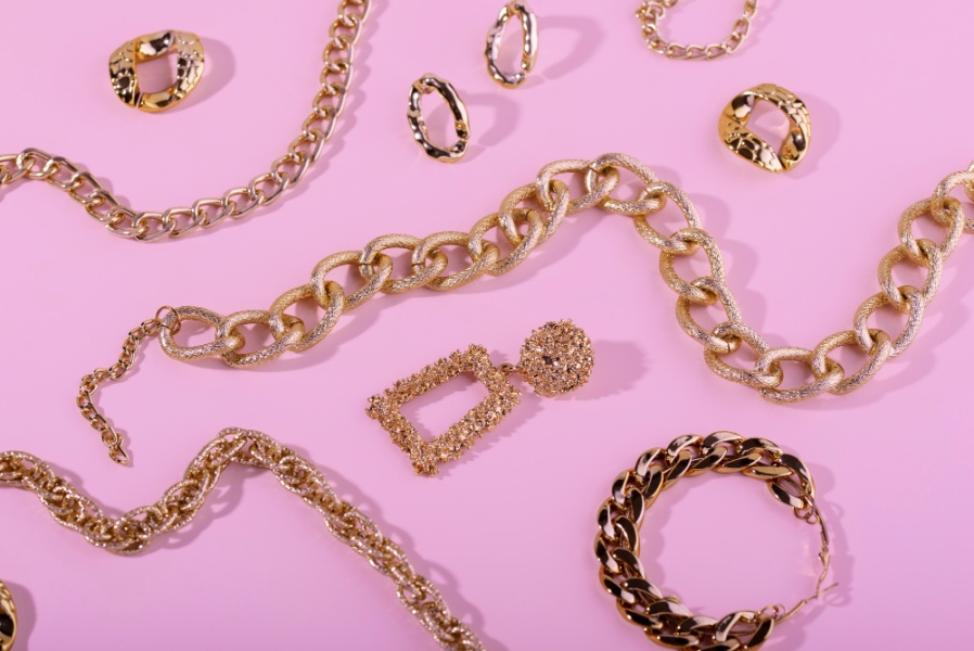 Zelts un tā palete: no baltā līdz zaļajam zeltam