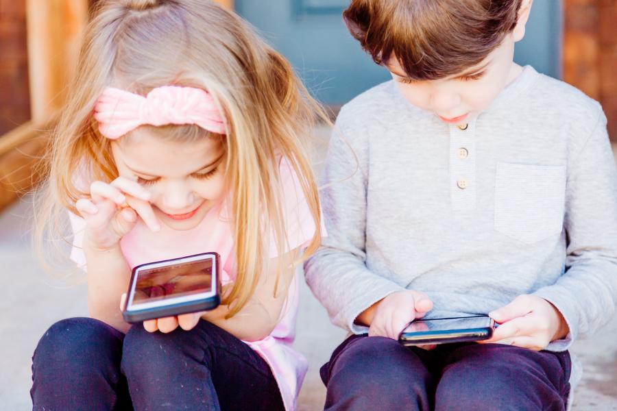 Kādu telefonu izvēlēties skolniekam?